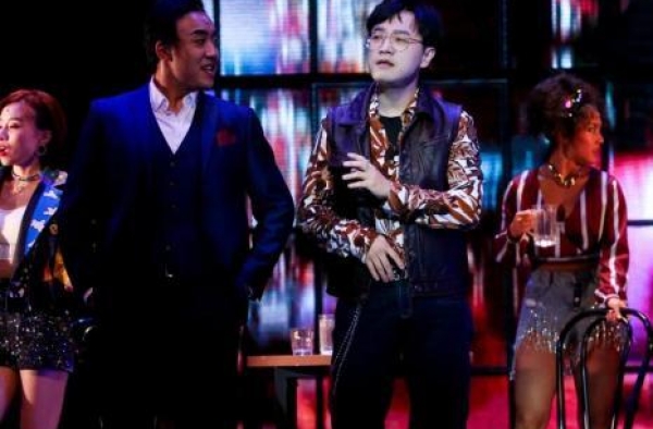 李宗盛音乐剧《当爱已成往事》首演 全场合唱《山丘》