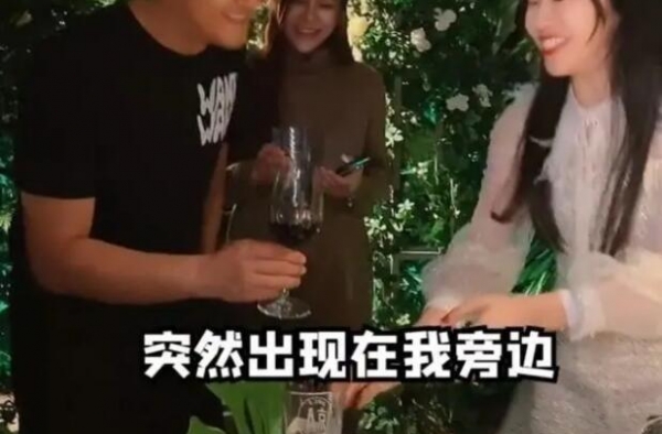 49岁李亚鹏再曝新欢？主动向食客敬酒，陪同孕妇身份引猜疑