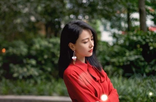 高圆圆红裙很美，配上大红唇气质十足，年过40岁女人学学