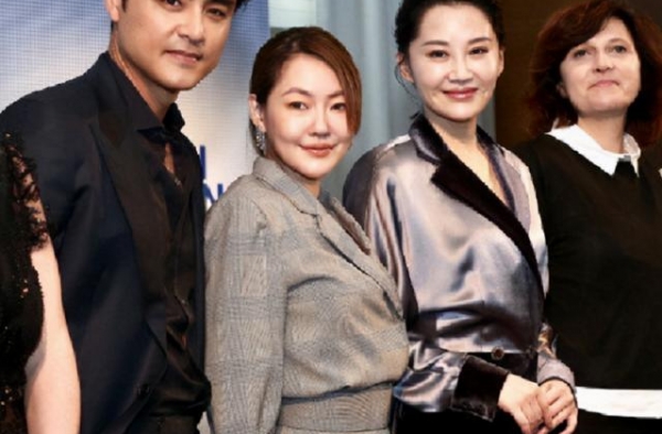 42岁的小S和51岁许晴同台比美还输了？网友：不生孩子保年轻