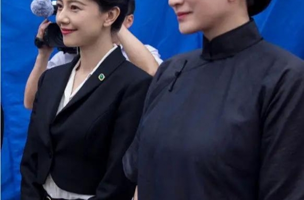 李小冉久违走机场，用“胶带”补破洞裤？罕见秀大钻戒不输郭碧婷