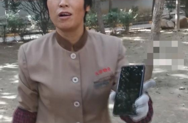 清洁工大姐跳舞被骂疯子，成功引起孙红雷注意，这下要火了
