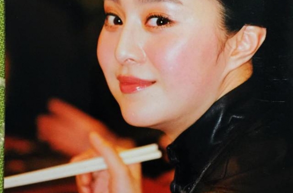 范冰冰20年前青涩旧照，这吃饭可真接地气，像不像你的邻家女孩