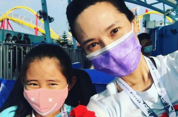 郭羡妮近照曝光，女儿容貌似父亲愁颜值，曾是小三仍得丈夫宠爱