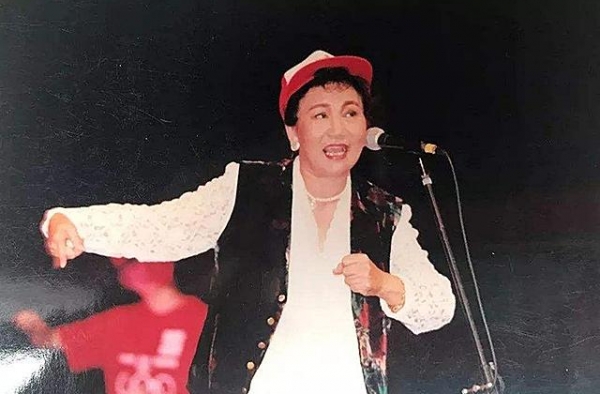 1999年，赵丽蓉得知自己肺癌晚期时，给自己选了张大笑的遗照