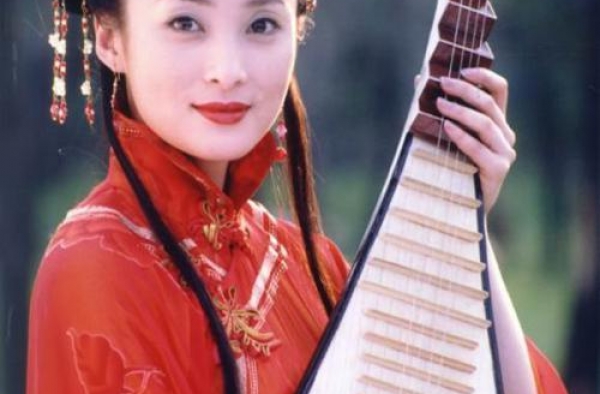 蒋勤勤胖了之后更美了，淡妆华服超优雅，脸颊饱满可真富态