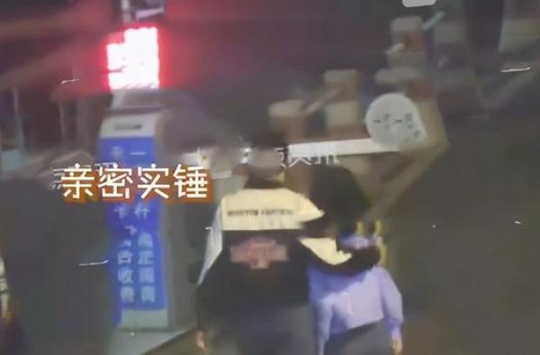 金瀚张芷溪搂肩约会疑穿情侣装恋情曝光，女方曾陷吴秀波出轨事件