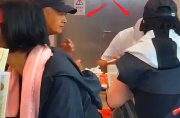 周润发苗侨伟再同框，街头吃早点无人围观，这才是正常现象
