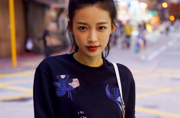 孙怡挑战吃折耳根，还没嚼就吐了出来，画面太搞笑