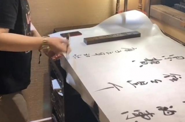 49岁韩红超会穿，千元潮鞋搭配大金表，书法苍劲有力获盛赞