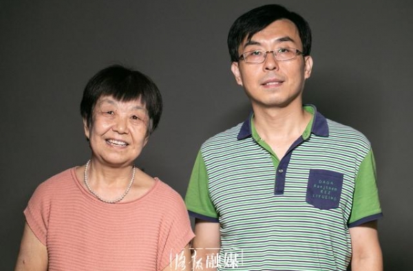 李炜：化完妆才知道妈妈年轻时有多好看
