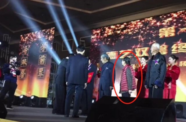 83岁张少华近照老年斑明显，靠轮椅出行，身体还未恢复健康？
