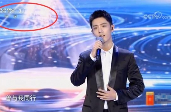 肖战重阳登央视唱《最亮的星》，工作室举动太卑微，注意他的眼神
