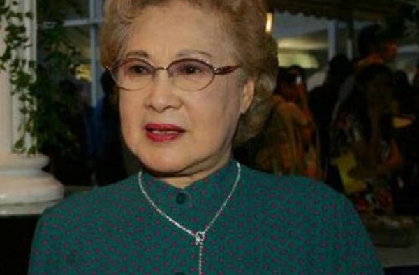 她将近100岁还在拍戏，丈夫跟儿子都已离世，晚年和女儿没来往