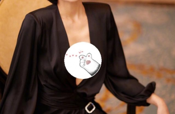 40岁胡杏儿真敢穿！一身暴露长裙不怕走光，和儿子放肆玩放得开