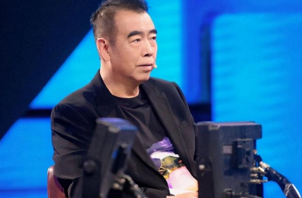 郭敬明点评唐一菲失态，双手叉腰表情不满，流量与资源哪个重要？