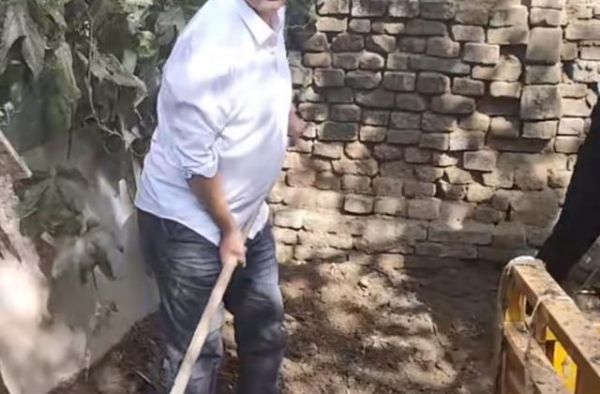 朱之文终于高调了！复古套装坐高铁不像农民，彰显51岁男人魅力