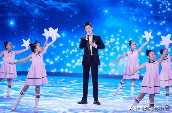 肖战再登央视唱《夜空中最亮的星》：当迷失在黑夜请指引我靠近你