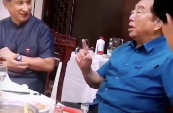 81岁李双江，酒桌唱京剧显气短，网友泼冷水：小心血管，服老吧