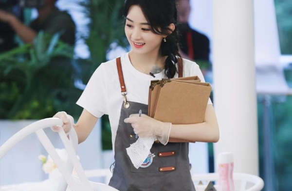 赵丽颖忘关摄像头私生活曝光，看清她床上放的啥？已婚女性的痛