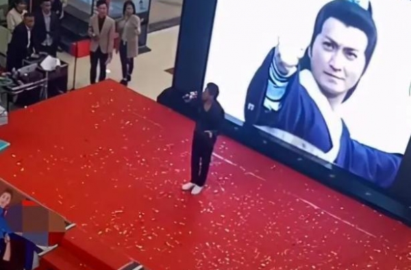 60岁何家劲现身小商演，昔日一线小生已无人识？无人理睬超冷清