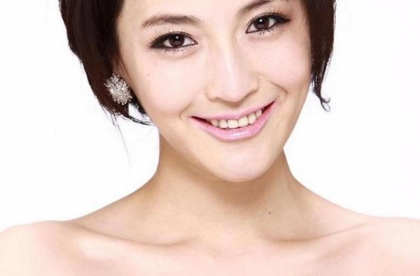 山东烟台女演员孙晶晶，知性靓丽，气质性感迷人