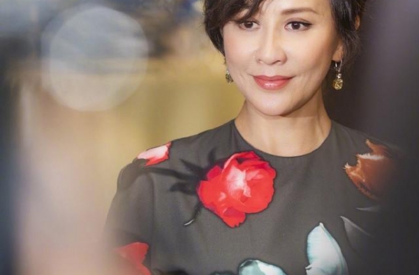 刘嘉玲54岁不服老，穿彩色印花长裙配高跟鞋，意外减龄美回少女