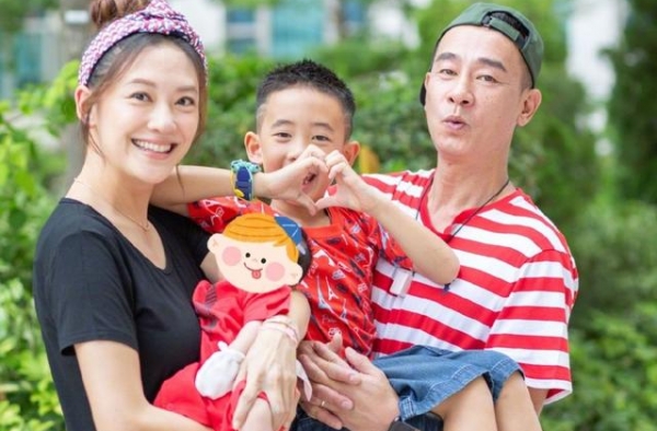 应采儿果然是辣妈！穿连体短裤秀身材，真看不出生过孩子的痕迹