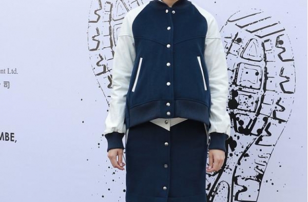 阔太徐子淇真低调，穿棒球服套装好清纯，扎丸子头像学生妹