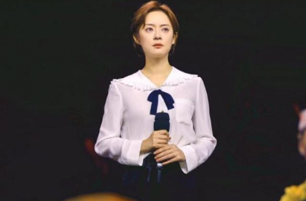 孙俪造型少女又时尚，穿娃娃衫配高腰裤朗诵，展现优越的身材比例