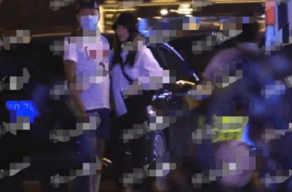 44岁陈羽凡疑和女友闹矛盾，路边直接甩开对方，身材臃肿认不出