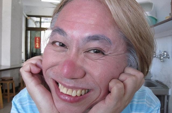 音乐人李坤城，与小40岁妻子近照，他们仍然过着幸福深情的生活