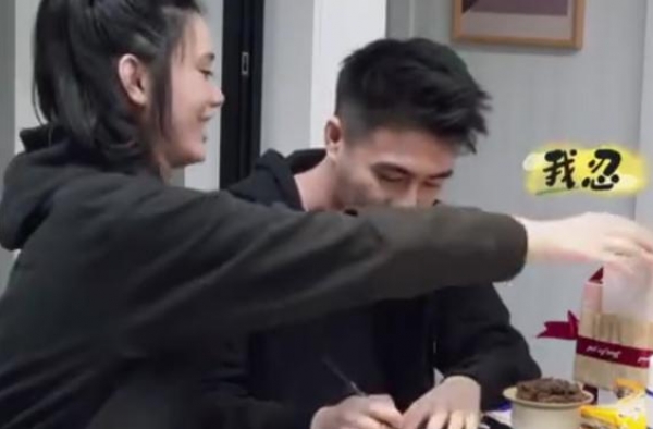 奚梦瑶何猷君相处反差大！男方时刻紧粘妻子，女方写不出他名字？