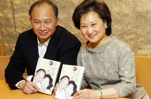 74岁香港知名导演升级做外公，大女儿未婚借精生子诞下混血女儿