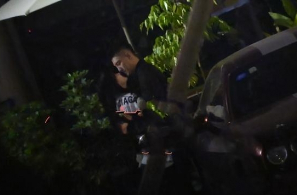 金瀚官宣恋情后首秀恩爱，街头与张芷溪拥吻，女方搂脖动作好甜