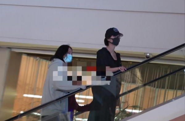 王传君齐溪疑与母亲用餐氛围欢快，双方恋情稳定曾多次被拍同居