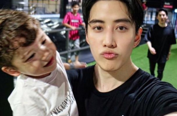男星Mike前女友晒儿女互动，女儿生父仅19岁，仍是未婚生子