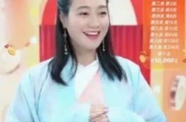 39岁朱丹怀孕7个月，坚持深夜直播带货，状态憔悴引热议