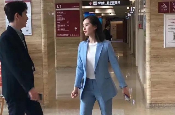 刘诗诗现身机场，阔腿裤配短外套比例长腿堪比超模，换发型更精神