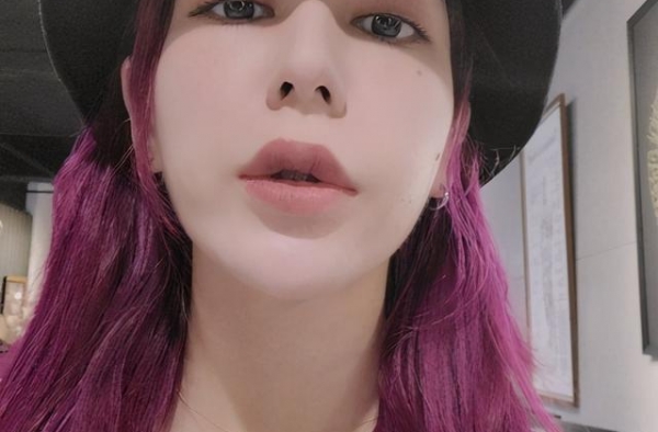 Keanna一头紫色头发变金色 男友人一看懂了：18号