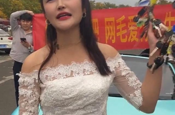 肖战被网红穿婚纱求婚