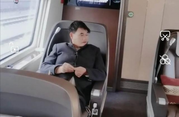 大衣哥坐高铁商务座，网友吐槽“忘本”？儿媳直播捞金惹争议？