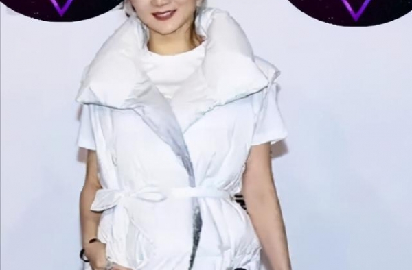 张艺谋小31岁娇妻罕出镜，气质出众状态佳，辜负巩俐收获忘年恋