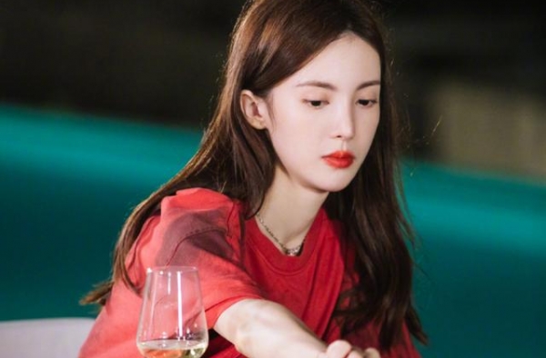 金晨《一千》一袭红衣惊艳众人，看清她的腰围，这身材我没眼花？