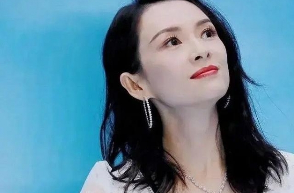 章子怡活动谈及女儿，称其从小接触珠宝高定，希望她将来做设计师