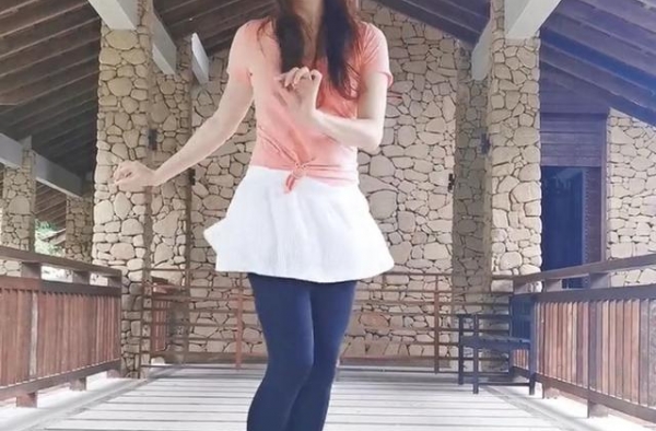 胡静生活里就是个少女，穿睡衣都还跳舞，是有多放得开