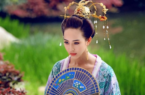 37岁张钧甯造型大变，深v连衣裙藏不住凹凸，曼妙身材性感十足