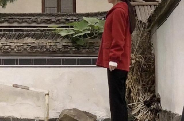 赵丽颖罗晋同框拍戏，颖宝穿果绿上衣笑容温婉，罗晋超帅