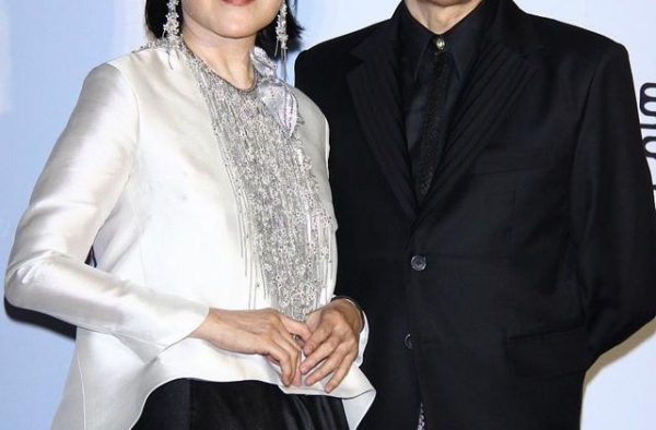 导演张毅去世，生前全身插满管子针剂，双臂找不到地方打针