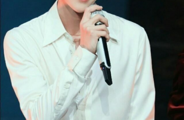 双11开幕盛典，王一博舞蹈《散落的华服》嗨翻全场。